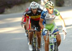 Nibali closely tailed by Gilbert. Photo Fotoreporter Sirotti.