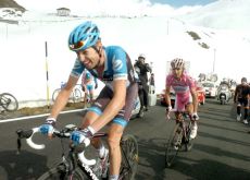 Team Garmin-Barracuda's Ryder Hesjedal struggles closely tailed by Giro d'Italia leader Joaquim Rodriguez (Team Katusha). Photo Fotoreporter Sirotti.