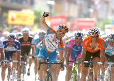 Tyler Farrar wins! Photo copyright Fotoreporter Sirotti.